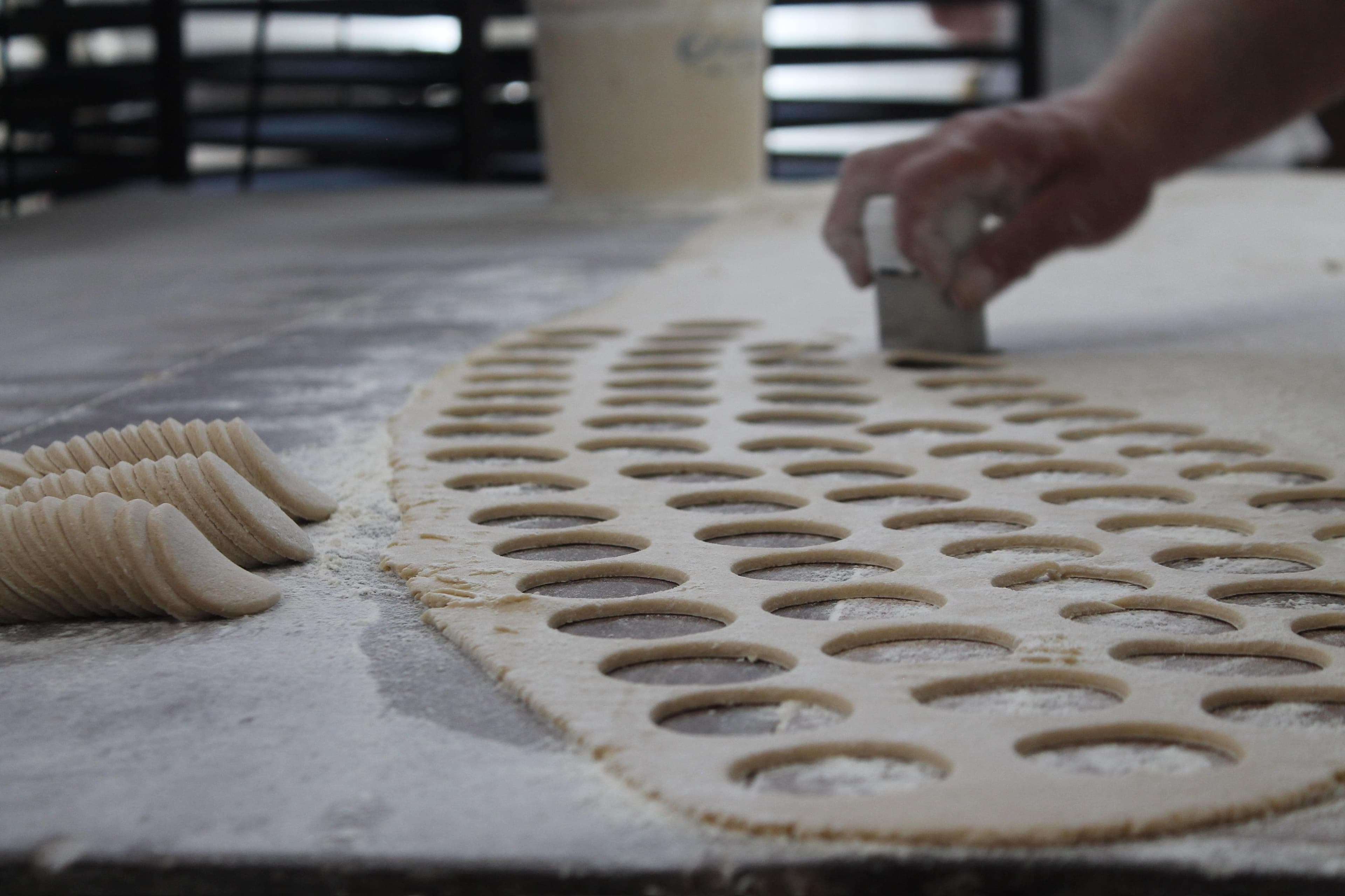 Elaboración artesanal: cortando discos de masa en nuestra fábrica